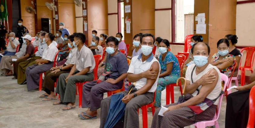 စစ်တွေရှိ စစ်ဘေးရှောင်များအား ကိုဗစ်ကာကွယ်ဆေးထိုးပေးနေစဉ်။