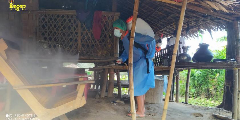 လမ်းမစစ်ဘေးရှောင်စခန်းမှ ကိုဗစ်ပိုးတွေ့ရှိခဲ့သည့် ကိုယ်ဝန်ဆောင်အမျိုးသမီးနေခဲ့သောနေအိမ်အား ပိုးသတ်ဆေးဖြန်းပေးနေစဉ်။