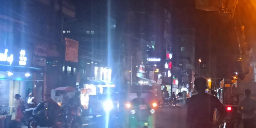 ဓာတ်ပုံ - စစ်တွေမြို့လယ်ရှိ လမ်းမကြီးတစ်နေရာအား ညအချိန်၌တွေ့ရစဉ်။