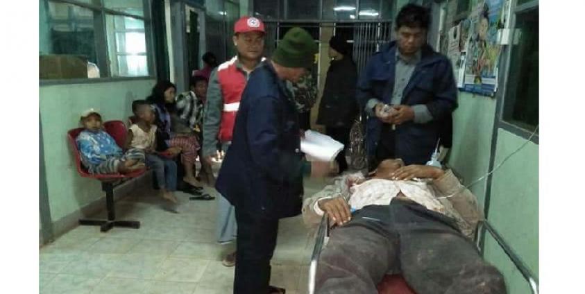 ဒဏ်ရာရရ၍ အမ်းဆေးရုံသို့ ရောက်လာသူ တစ်ဦး/ ဓာတ်ပုံ-ဖေ့စ်ဘုတ်