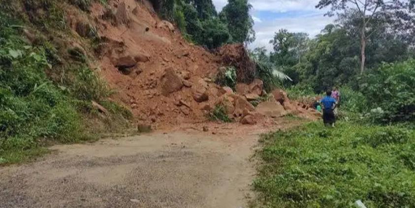 နောင်မွန်း ကားလမ်းပိုင်း မြေပြိုထားတဲ့ မြင်ကွင်း (ပုံဟောင်း)။