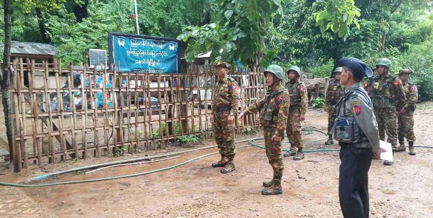 နောင်ချိုမြို့နယ် ကျေးရွာအချို့ကို စစ်ကောင်စီတပ် ပြန်လည်သိမ်းပိုက်ပြီးနောက် ရွာထဲဝင်လာစဉ် (ဓာတ်ပုံ - တယ်လီဂရမ်)