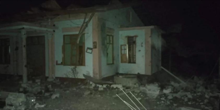 နောင်ချိုမြို့ ဈေးရပ်ကွက်ထဲ စစ်ကောင်စီတပ်မှ လေကြောင်းဖြင့် ပေါင် ၅၀၀ ဗုံး ကြဲချတိုက်ခိုက်ပြီးနောက် နေအိမ်ထိခိုက်ပျက်စီးမှု။