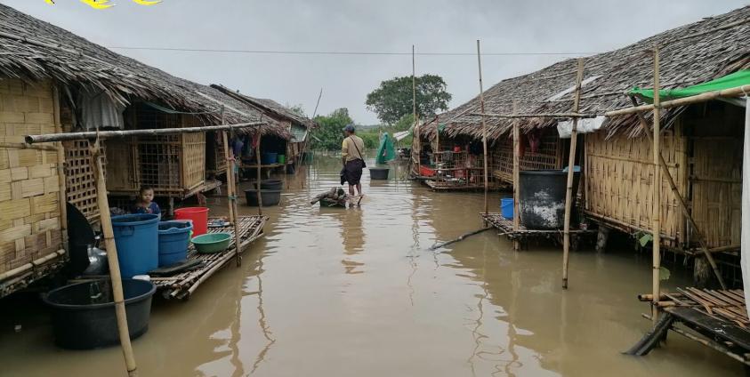 ဓာတ်ပုံ - ရေလွှမ်းမိုးမှုဒဏ်ကိုခံနေရသည့် ရခိုင်ရှိ စစ်ဘေးရှောင်စခန်းတစ်ခုအား ယခုနှစ်မိုးရာသီအတွင်းတွေ့ရစဉ်။