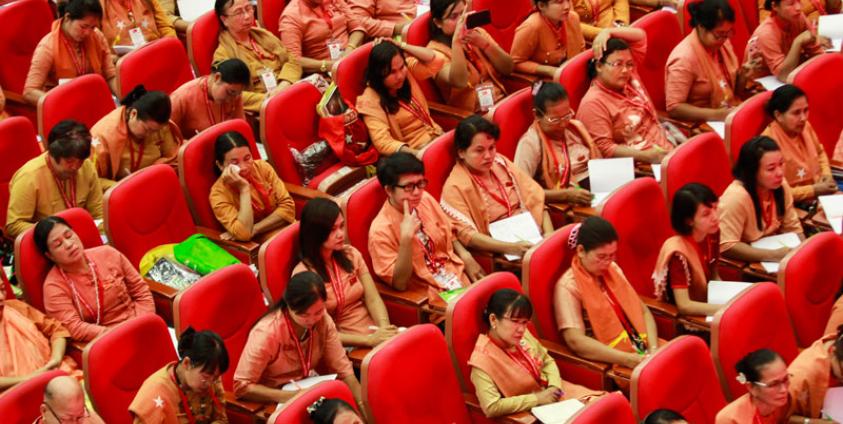 အမျိုးသားဒီမိုကရေစီအဖွဲ့ချုပ်(NLD)ပါတီ၏ ပထမအကြိမ် နိုင်ငံလုံးဆိုင်ရာ အမျိုးသမီးလုပ်ငန်ကော်မတီများ စုံညီတွေ့ဆုံပွဲတွင် တက်ရောက်လာသော NLD ကိုယ်စားလှယ်အမျိုးသမီးများ။ ဓာတ်ပုံ - မင်းမင်း