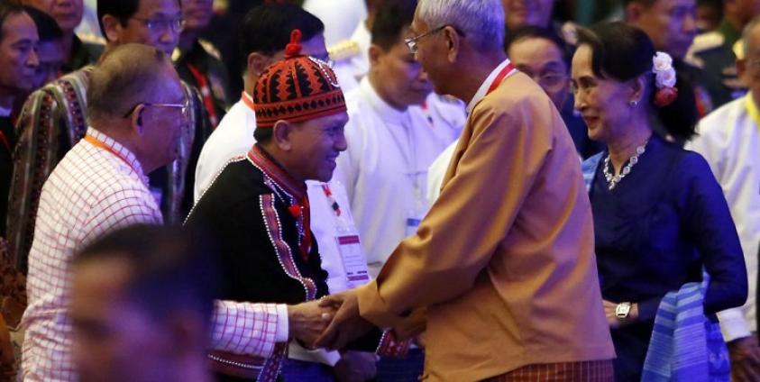 နိုင်ငံတော်အကြီးအကဲများနှင့် NMSP-LDU ထိပ်ပိုင်းခေါင်းဆောင်များနှုတ်ဆက်နေစဉ်(photo: MNA)