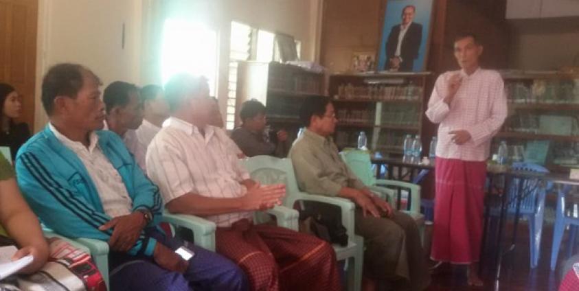 နိုင်ရွှေကျင်စာကြည့်တိုက်တွင် ရှင်းလင်းနေစဉ်(Photo: Facebook)