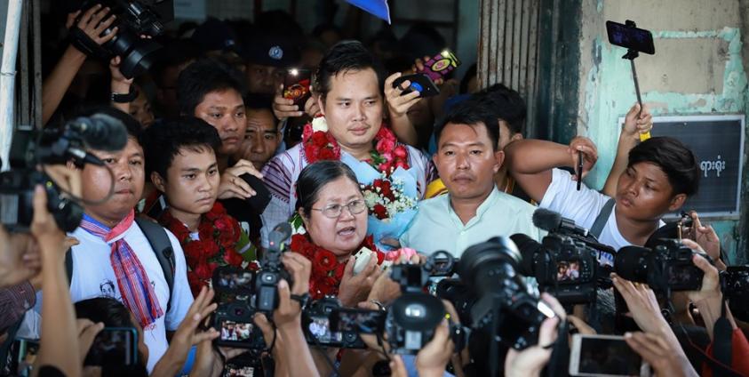 သတင်းထောက်များကို နော်အုန်းလှရှင်းလင်းပြောကြားစဉ်(ကရင့်မီဒီယာ)