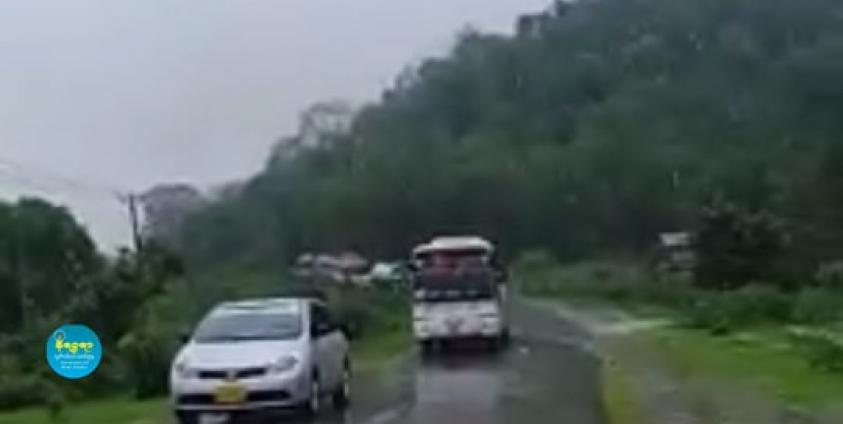 တိုက်ပွဲဖြစ်ြင်္ပီးနောက် ကားများအသွားအလာရပ်သွားသည်ကို တွေ့မြင်ရစဉ်