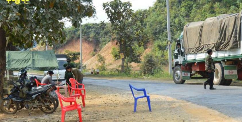 ရခိုင်ပြည်နယ်အတွင်းရှိ ကားလမ်းပေါ်မှ စစ်ဆေးရေးဂိတ်တစ်ခုကိုတွေ့ရစဉ်