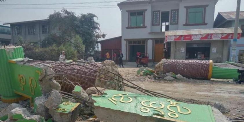 သစ်တင်ကားဝင်တိုက်ရာမှ ပြိုကျပျက်စီးသွားသော နမ့်ခမ်းမြို့အဝင်မုခ်ဦး