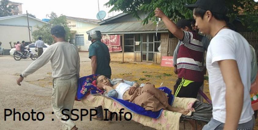 လက်နက်ကြီးကျည်ကျသဖြင့်ထိမှန်ဒဏ်ရာရရှိသောဦးလုံးစိုင်းအား ဆေးရုံသို့ပို့ဆောင်ကြစဉ်