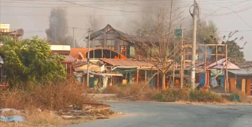 မတ်လအတွင်း နောင်ချိုမြို့နယ် အုမ္မတီးလမ်းခွဲသို့ စစ်ကောင်စီမှ လေကြောင်းနှင့် ဒရုန်းဗုံးကြဲမှုကြောင့် နေအိမ်မီးလောင်ပျက်စီးခဲ့စဉ်။