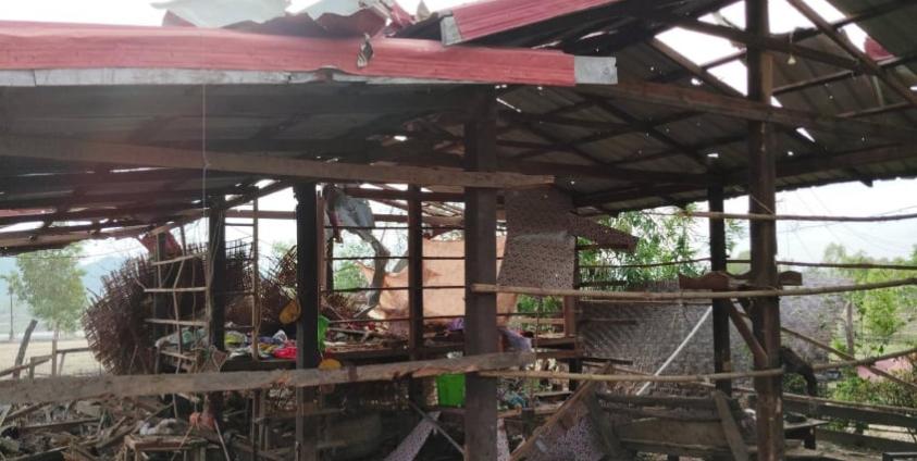 ပုလဲမြို့နယ် နွယ်အင်းကျေးရွာက မေလ ၁၈ ရက်နေ့က လေကြောင်းတိုက်ခိုက်ခံရမှုအတွင်း ပျက်စီးသွားသည့် နေအိမ်တလုံးကိုတွေ့ ရစဉ်။ (MIn Thant လူမှုကွန်ယက်စာမျက်နှာ)