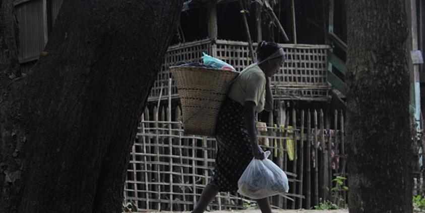 ပလက်ဝမြို့ပေါ်မှ ချင်းတိုင်းရင်းသူ အမျိုးသမီးတစ်ဦးကိုတွေ့ရစဉ်(ချစ်မင်းထွန်း)