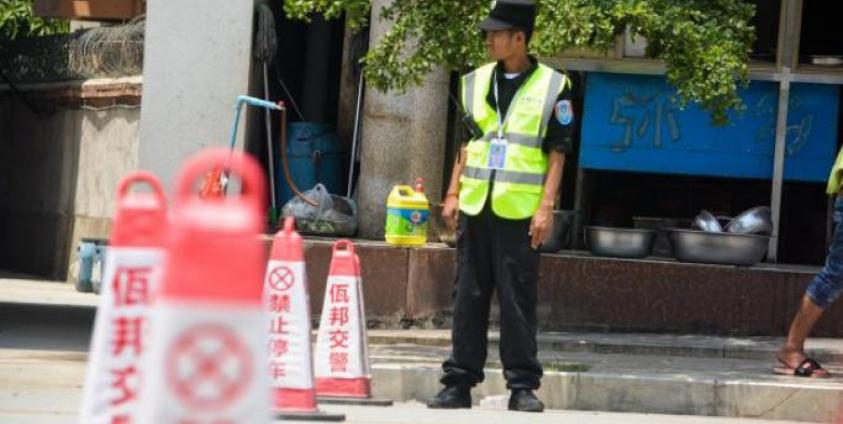 ပန်ခမ်းမြို့အတွင် အသွားအလာကို ကြီးကြပ်နေသော ရဲတပ်ဖွဲ့ဝင်တစ်ဦး (ပုံ- ကိုဇက်)