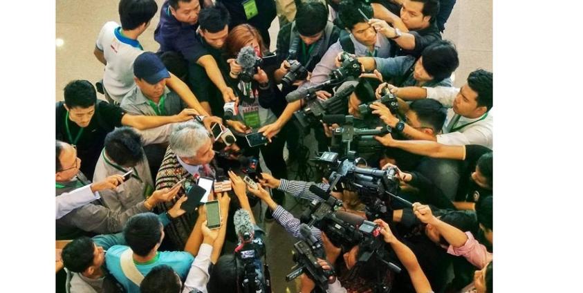 UPDJC ဒုဥက္ကဌ ဒေါက်တာ ဆလိုင်းလျန်မှုန်းဆာခေါင်ကို သတင်းထောက်များမေးမြန်းစဉ်(photo/Facebook)