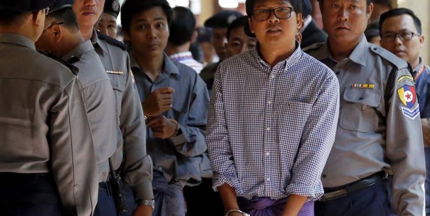 Detained Reuters journalist Wa Lone (2-R) and Kyaw Soe Oo (2-L) are escorted by police as they leave the court after the hearing in Yangon, Myanmar, 01 February 2018. Photo: Nyein Chan Naing/EPA-EFE