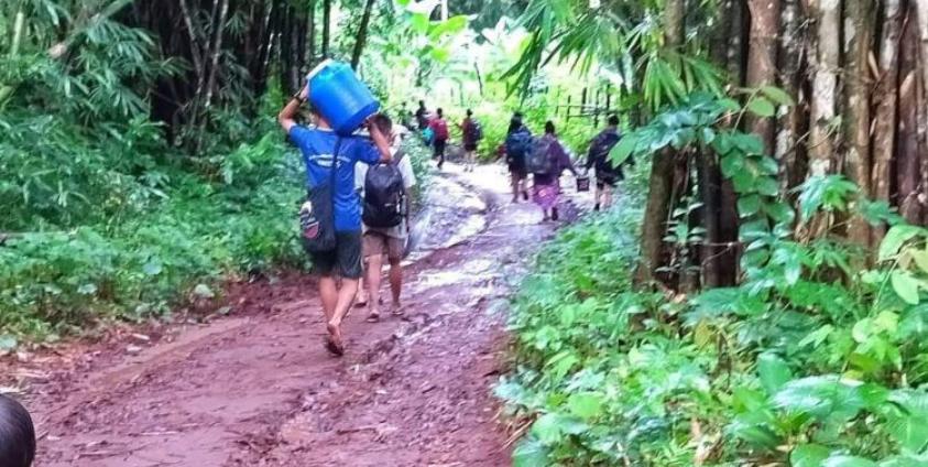 ထွက်ပြေးတိမ်းရှောင်ရသည့် ပြည်သူများ