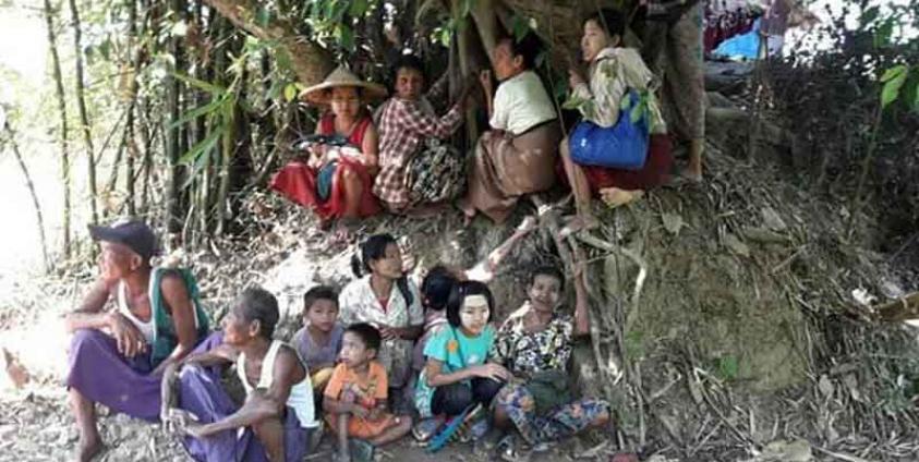 တိုက်ပွဲဖြစ်ပွားမှုကြောင့် ထွက်ပြေးနေကြသော ရသေ့တောင်မြို့နယ်၊ လိုင်ဂွင်ကျေးရွာသားများကို ဒီဇင်ဘာလ ပထမအပတ်က တွေ့ရစဉ်။ (ဓာတ်ပုံ - Soe Han / Facebook)