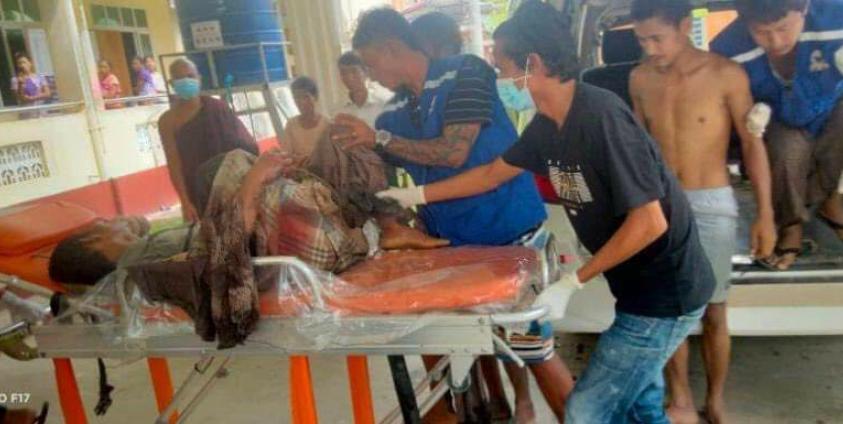 ယခုနှစ်ဇူလိုင်လ ၂ ရက်နေ့က ကျောက်တော်မြို့နယ်၊ ဝက်မိုင်းကျေးရွာအနီးတွင် မိုင်းပေါက်ကွဲမှုကြောင့် ဒဏ်ရာရရှိသွားသည့် ဒေသခံကို စစ်တွေဆေးရုံကြီးသို့ သယ်ဆောင်လာစဉ်။ ဓာတ်ပုံ- CJ