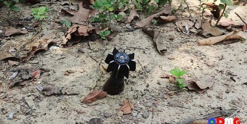 ယခင်တိုက်ပွဲကာလက ကျေးရွာအတွင်းသို့ကျရောက်ပြီး မပေါက်ကွဲသေးသည့် လက်နက်ကြီးကျည်အားတွေ့ရစဉ်။