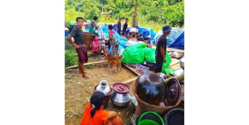 အိန္ဒိယနယ်စပ်သို့ ပလက်ဝမြို့နယ်၊မြိတ်ဝကျေးရွာသားများထွက်ပြေးနေကြစဉ်။ (ဓာတ်ပုံ- Khine Murn Chun Facebook)