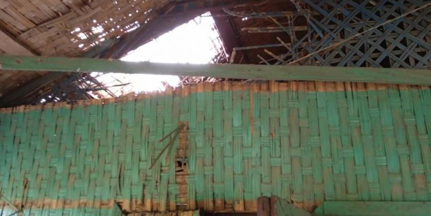 လက်နက်ကြီးကျည်ကျမှုကြောင့် ရှမ်းရွာရပ်ကွက်မှ ပျက်စီးသွားသည့် နေအိမ်အားတွေ့ရစဉ်။ ဓာတ်ပုံ- ကျော်လှမြင့်