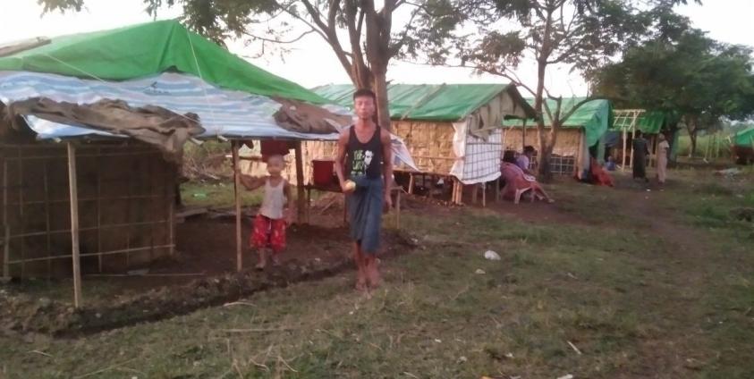 ဂဏန်းတောင် ရထားဘူးတာအနီးတွင် ယာယီတဲထိုးကာ နေထိုင်နေသည့် ချောင်းတူကျေးရွာသားများအား တွေ့ရစဉ်။ ဓာတ်ပုံ - CJ