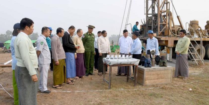 စစ်တွေမြို့၊ သင်္ဂနက်ကျေးရွာအနီးတွင် မြေအောက်ရေတူးဖော်နေမှုအား ပြည်နယ်စစ်ကောင်စီအဖွဲ့မှ တာဝန်ရှိသူများက သွားရောက်ကြည့်ရှုခဲ့စဉ်။ ဓာတ်ပုံ - ရခိုင်နေ့စဉ်