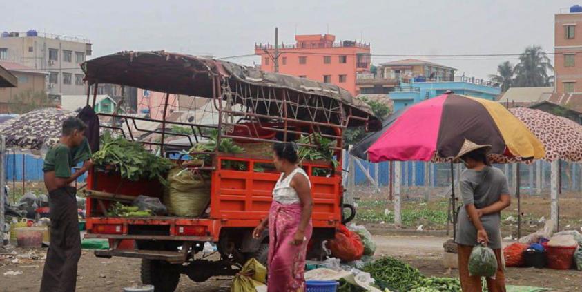 စစ်တွေမြို့အတွင်းက လက်လုပ်လက်စား အခြေခံလူတန်းစားများအား တွေ့ရစဉ်။ ဓာတ်ပုံ- DMG