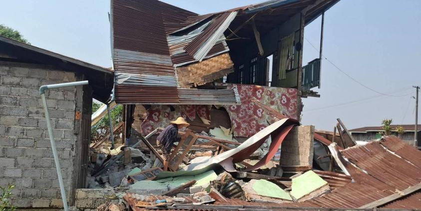 ပင်လောင်းမြို့နယ် ငလျင်ဒဏ်သင့်နေအိမ်။