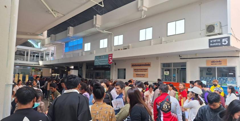 ပန်းရောင်ကတ် "ဘတ်" (လူသစ်အလုပ်သမား မှတ်ပုံတင်ကတ်) ရိုက်နေကြသူများ။