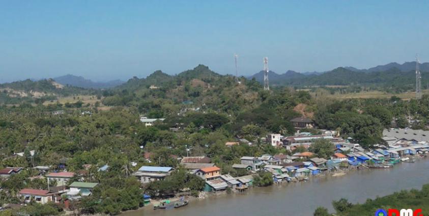 ပုဏ္ဏားကျွန်းမြို့ကို အဝေးမှ လှမ်းမြင်ရစဉ်။