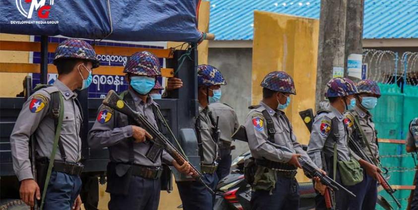 စစ်ကောင်စီလက်အောက်ခံ ရဲတပ်ဖွဲ့ဝင်များအား စစ်တွေ့မြို့မရဲစခန်းအနီးတွင် ၂၀၂၂ ခုနှစ်အတွင်းက တွေ့ရစဉ်။