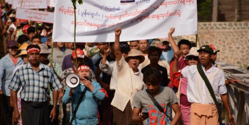 နမ့်ပွန်မြစ်တလျှောက်တည်ဆောက်မည့် ရေကာတာများနှင့် စမ်းသပ်နေမှုများအပေါ် ဒေသခံလူထုများ ဆန္ဒထုတ်ဖော်ခဲ့စဉ်။ 