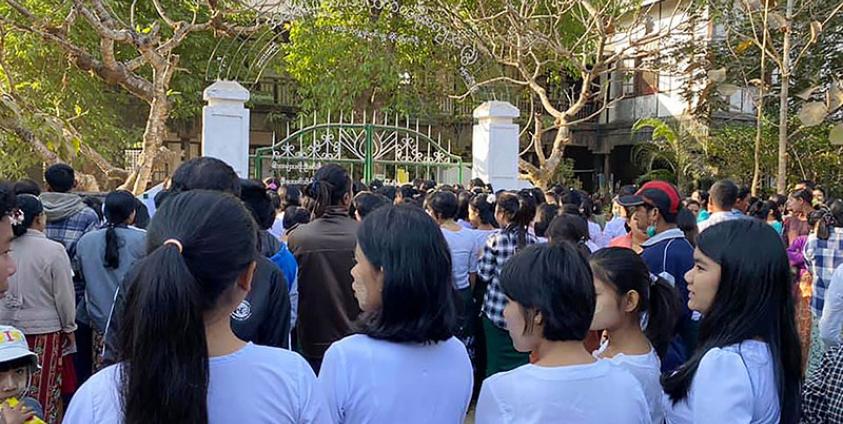 ပုံစာ - ၂၀၁၉ ခုနှစ်၊ မတ်လအတွင်းက တက္ကသိုလ်ဝင်တန်းစာမေးပွဲကို ဖြေဆိုရန် စောင့်ဆိုင်းနေကြသော မြောက်ဦးက ကျောင်းသူ/ကျောင်းသားများ။ (ဓါတ်ပုံ - ပျံလွှား)