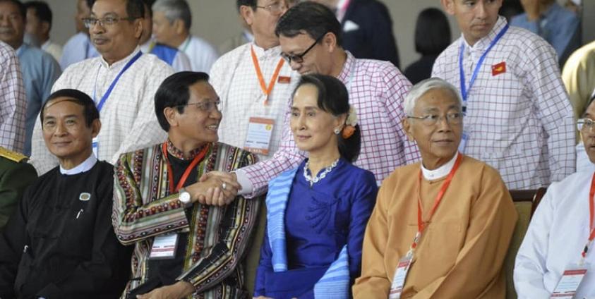 သမ္မတဦးထင်ကျော်နှင့် မွန်တိုင်းရင်းသားများ ဓါတ်ပုံအမှတ်တရရိုက်ကူးခဲ့စဉ်(photo: Nai Ko Thu)