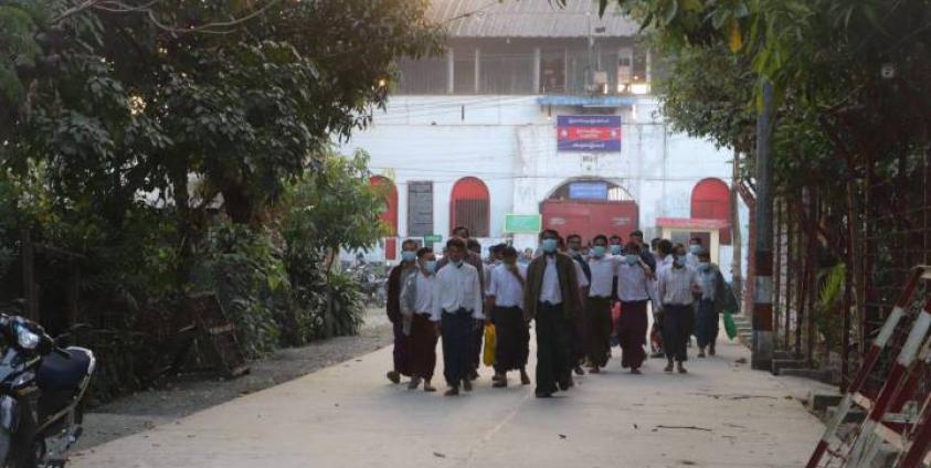 AA နှင့်ဆက်စပ်ပြီး ဖမ်းဆီးခံထားရသော လက္ကာကျေးရွာသား ၂၃ ဦး ဖေဖေါ်ဝါရီလ ၁၂ ရက်နေ့တွင် စစ်တွေအကျဉ်းထောင်မှ လွတ်မြောက်လာစဉ်။ (photo - DMG)