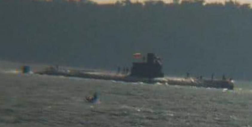 သံဇစ်မြစ်အတွင်းသွားလာနေသည့် ရေငုတ်သင်္ဘောအား တွေ့ရစဉ်