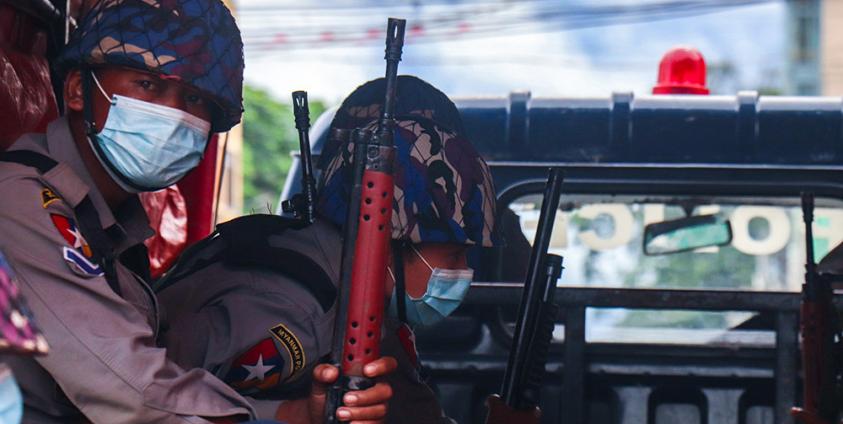 ရခိုင်ပြည်နယ်အတွင်းက ရဲတပ်ဖွဲ့ဝင်များကို တွေ့ရစဉ်။