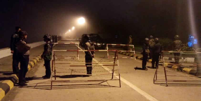 ကမ်းနားလမ်းတွင် လုံခြုံရေးယူနေသော ရဲတပ်ဖွဲ့ဝင်များကို ဖေဖော်ဝါရီလ ၂၄ ရက်နေ့ နံနက်ပိုင်းက တွေ့ရစဉ်(ဓာတ်ပုံ-နောင်နောင်)