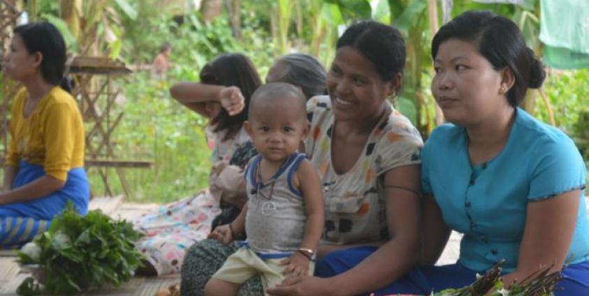 ရခိုင်ပြည်နယ် စစ်တွေမြို့ စစ်ဘေးရှောင်စခန်းတစ်ခုမှ စစ်ဘေးဒုက္ခသည်တချို့ (ဓာတ်ပုံ- အောင်အောင်ထူး)