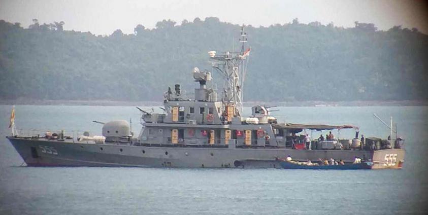 ကျောက်ဖြူမြို့နယ်၊ သံဇစ်မြစ်အတွင်း စစ်ကောင်စီနေဗီတစ်စီးကို ၂၀၂၃ ခုနှစ်၊ နိုဝင်ဘာလ ဒုတိယ အပတ်က တွေ့ရစဉ်။ (ဓာတ်ပုံ - ပေးပို့)