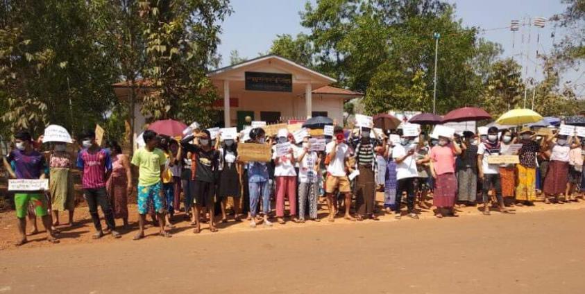 အုပ်ချုပ်ရေးမှူး အလိုမရှိကြောင်း ဆန္ဒပြ စုဝေးနေစဉ်(MNA)