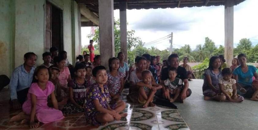 ကျောက်တော်မြို့နယ်၊ ညောင်ချောင်းစစ်ဘေးရှောင်စခန်းသို့ ထွက်ပြေးလာကြသည့် နာဂရာကျေးရွာသားများကို တွေ့ရစဉ်။ ဓာတ်ပုံ - ခိုင်မင်းသျှင်