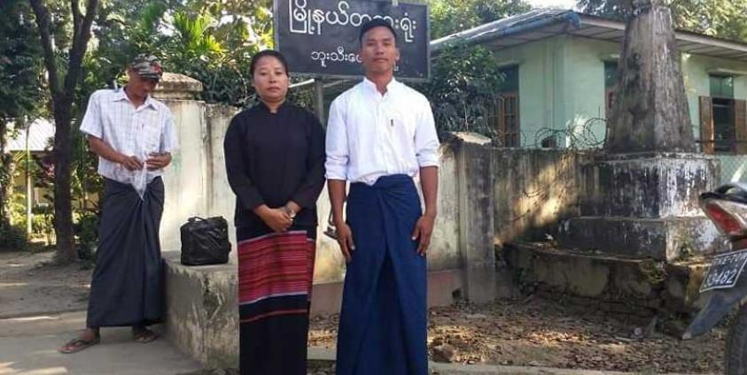 စွဲချက်တင်မခံရဘဲ ပြန်လည်လွတ်မြောက်လာသူ ဦးနေဇော်လင်းနှင့် သူ၏ရှေ့နေ ဒေါ်ဦးသန်းခင်တို့ကို တွေ့ရစဉ်။ (ဓာတ်ပုံ - Oothan Khaine/ Facebook)