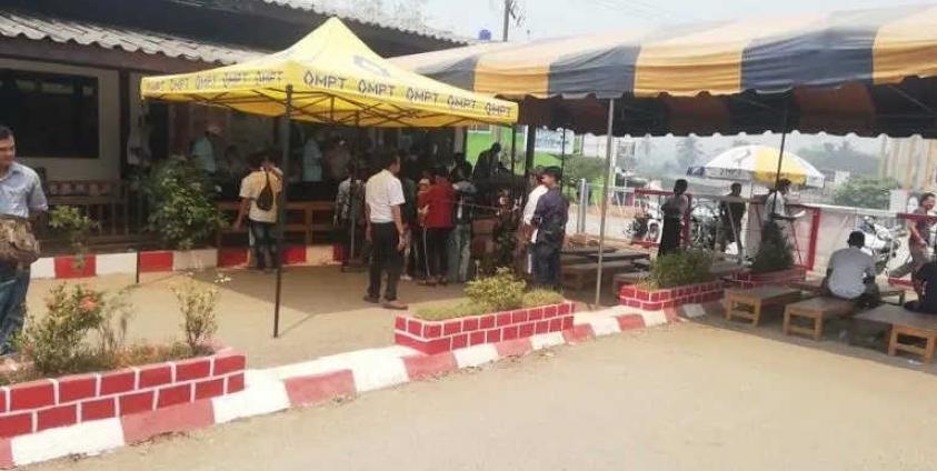 Three Pagoda Pass Town entrance checkpoint from Thai border (MNA)