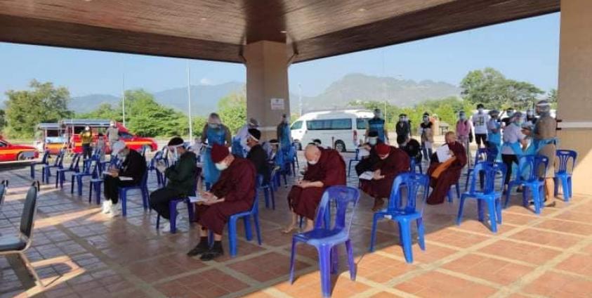 Photo Credit to CNCMC- ဒီဇင်ဘာလ ၂ ရက် တာချီလိတ်မှ ထိုင်းနိုင်ငံဘက်ခြမ်းသို့ CNCMC မှကူညီပို့ဆောင်ပေးသော ထိုင်းနိုင်ငံသားများ