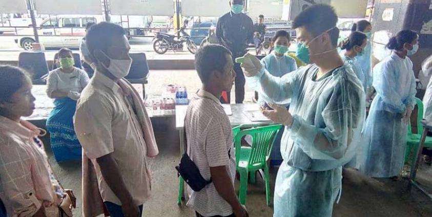 Those returned from Thailand receive medical checkups at Aung Mingalar highway bus station in Yangon. (Photo: Minister U Zaw Aye Maung)